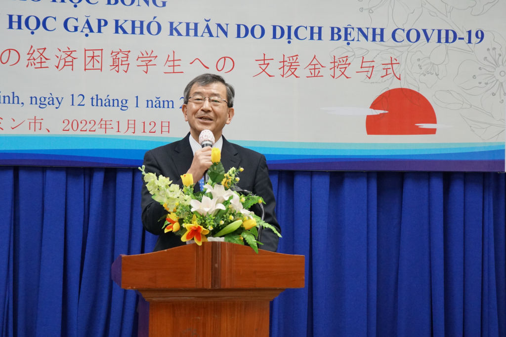 Tổng lãnh sự quán Watanabe phát biểu tại lễ trao học bổng - Ảnh: Hoàng Yến