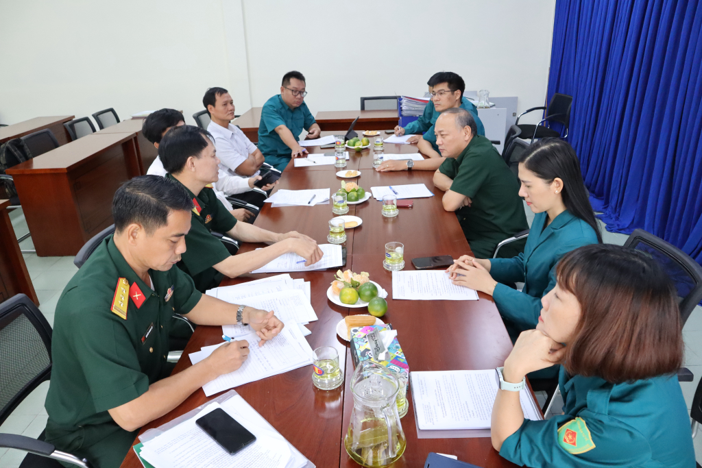 Ban Chỉ huy quân sự Trường tiếp Đoàn kiểm tra Ban Chỉ huy quân sự ĐHQG-HCM - Ảnh: Nhật Ánh