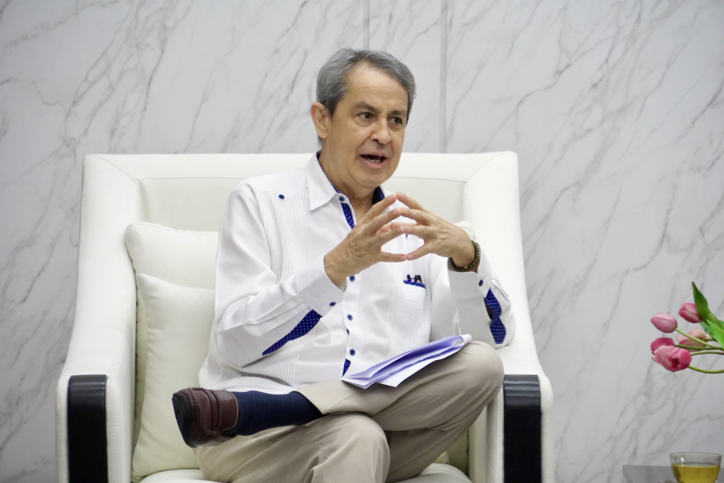Ngài Alejandro Negrín nhấn mạnh tầm quan trọng của việc thúc đẩy hợp tác giáo dục, văn hóa giữa Mexico và Trường ĐH KHXH&NV - Ảnh: KHÁNH MY