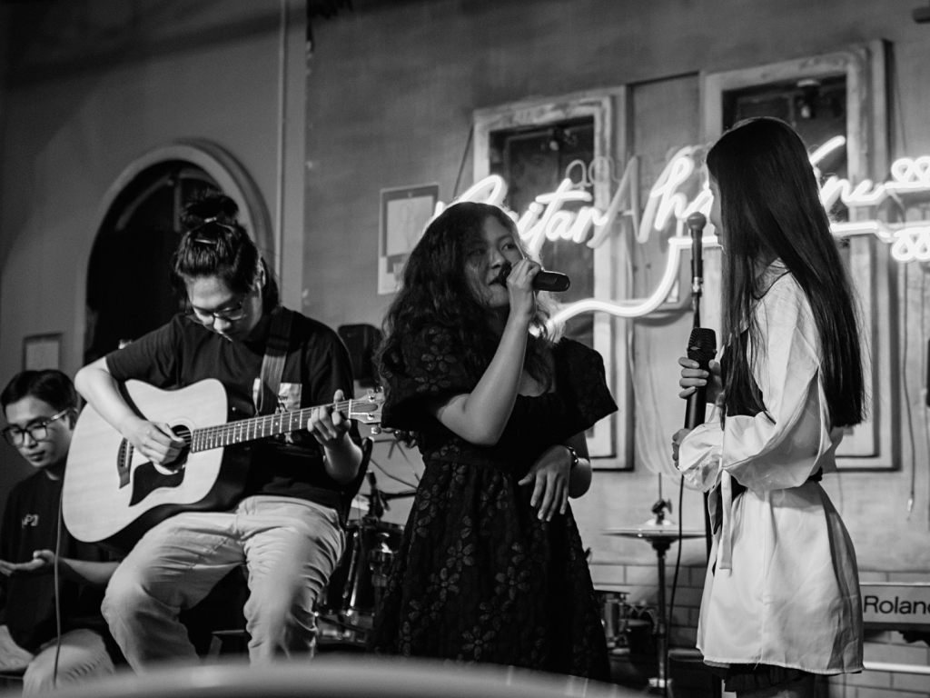 K Joon Na (giữa) biểu diễn cùng CLB Guitar Nhân Văn - Ảnh: NVCC