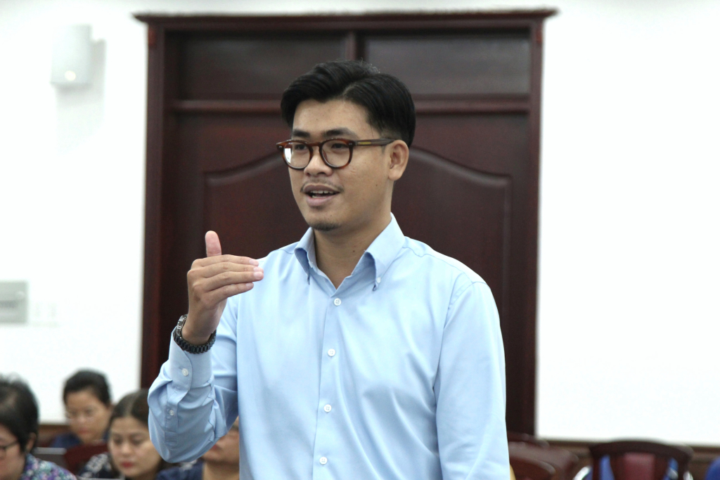 TS. Trần Tuyên trình bày quan điểm tại phần thảo luận - Ảnh: TUYẾT TRINH  