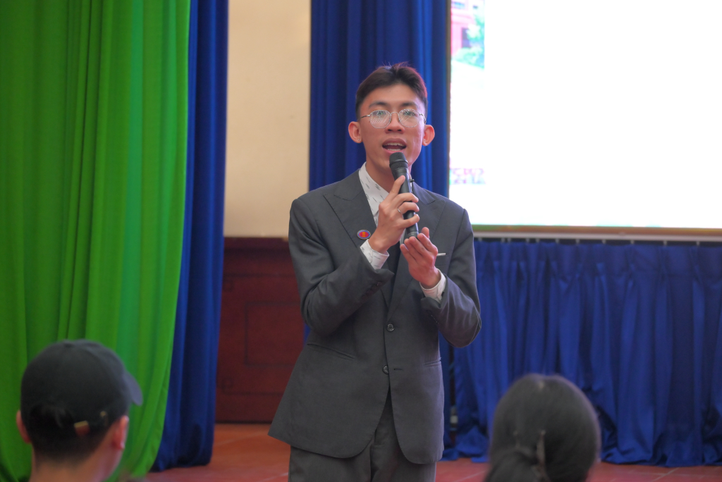 Ông Lê Thái Bão nhấn mạnh tầm quan trọng của việc tích cực vận dụng cơ sở lý thuyết vào trải nghiệm thực tế để tạo nên giá trị cho xã hội - Ảnh: NHƯ Ý