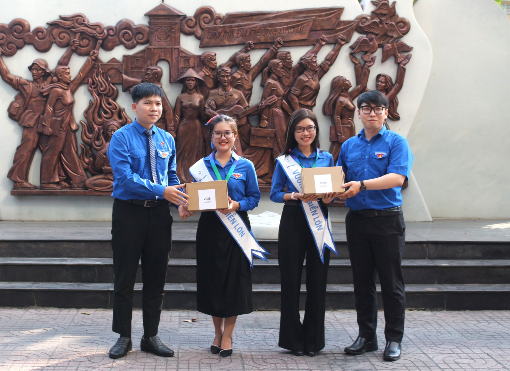 Đồng chí Nguyễn Huỳnh Minh Phúc và Đồng chí Lai Duy Long trao quà chúc mừng cho hai trưởng thành đoàn là đồng chí Võ Thanh Tuyền và đồng chí Nguyễn Thị Ngọc Khánh - Ảnh: DIỄM QUỲNH