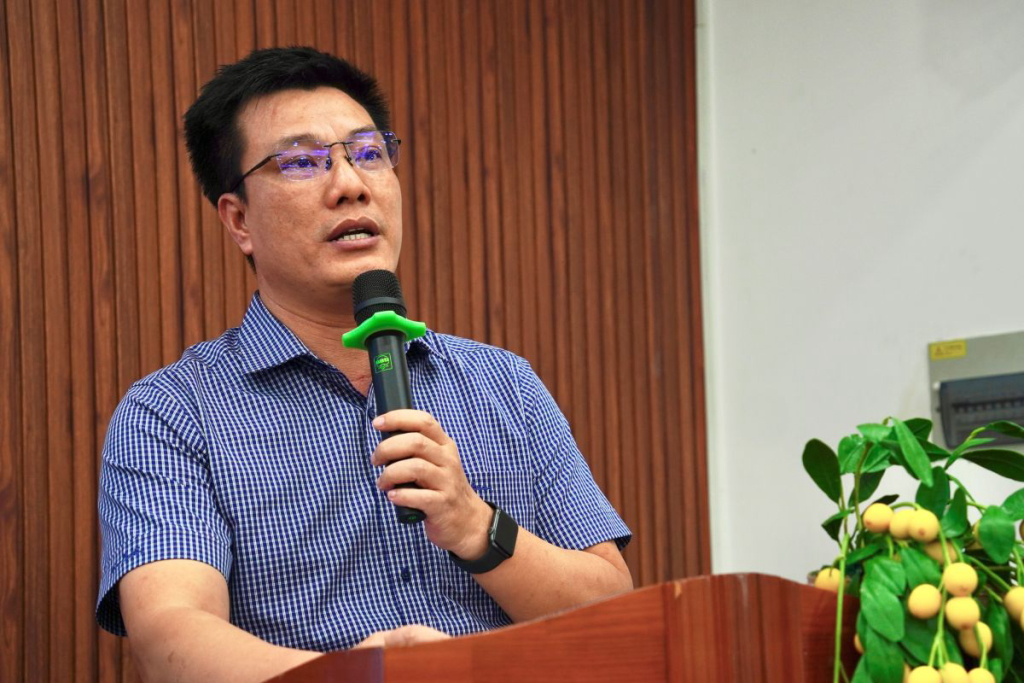 PGS.TS Lưu Văn Quyết gửi lời chúc mừng và đánh giá cao sự phối hợp của tác giả với các đơn vị liên quan - Ảnh: THANH HẢI