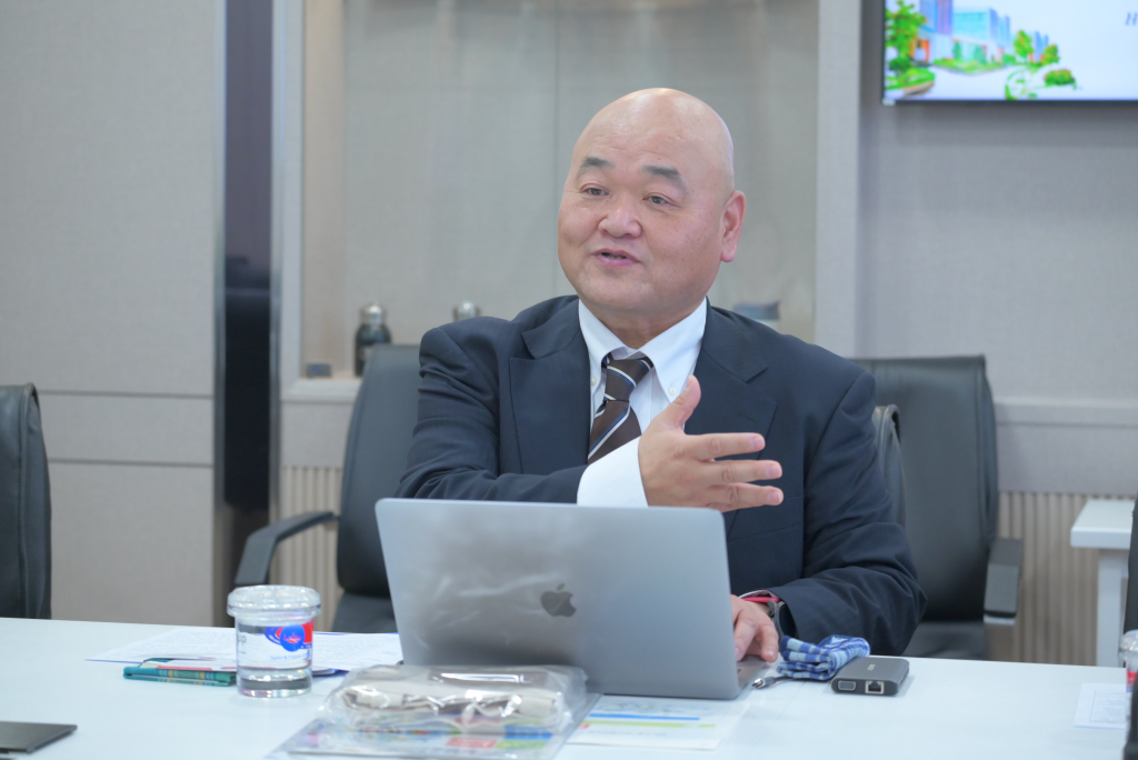 GS. Kono Toshiyuki phản hồi tích cực về các đề xuất hợp tác, đồng thời ông cũng chia sẻ kinh nghiệm triển khai các chương trình đào tạo tích hợp giữa tiếng Nhật và IT - Ảnh: Ý NGUYỄN.