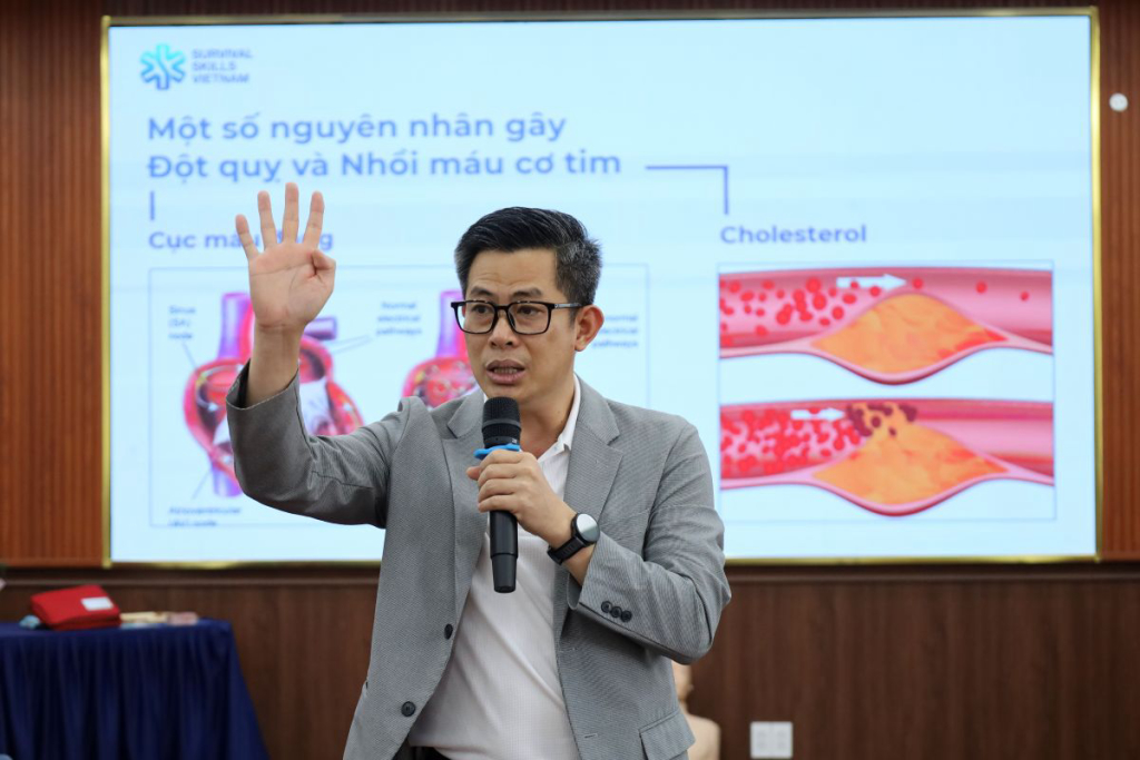 BS.CKII Đinh Văn Thành cho biết đột quỵ gồm 80% tắc mạch máu và 20% vỡ mạch máu não - Ảnh: QUỲNH NHƯ