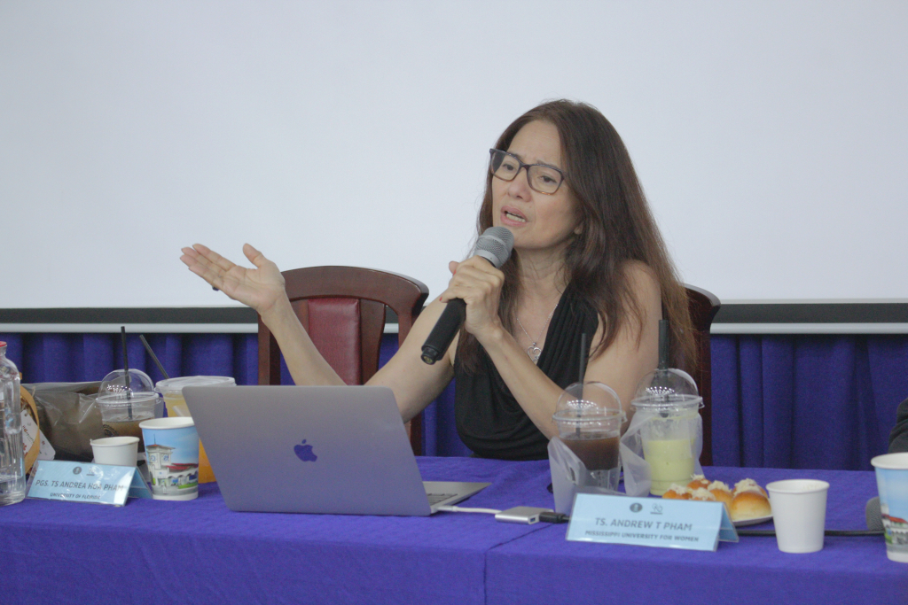 PGS.TS Andrea Hoa Pham chia sẻ phương pháp trong thu và xử lý tư liệu điền dã - Ảnh: Nhật Ánh 