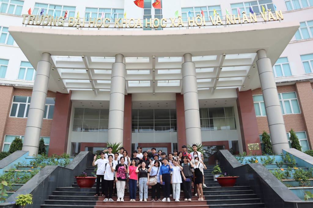 Học sinh trường THPT Bàu Bàng chụp ảnh lưu niệm tại tòa điều hành  - Ảnh: Nhật Ánh