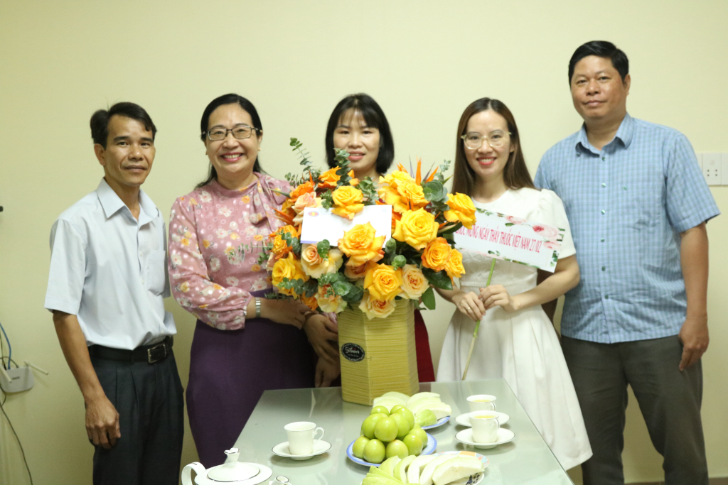Nhà trường chúc mừng cán bộ Phòng Y tế nhân ngày Thầy thuốc Việt Nam - Ảnh: Nhật Ánh