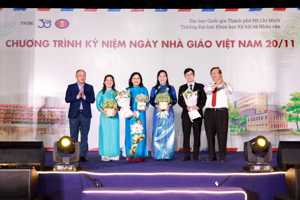 Các giảng viên có thành tích xuất sắc thời gian qua được vinh danh tại buổi lễ - Ảnh: Lý Nguyên