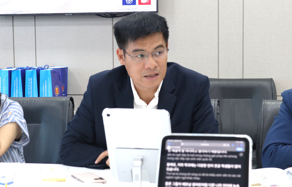 ThS. Trần Nam bày tỏ mong muốn tích hợp công nghệ dịch thuật AI vào hoạt động giảng dạy và các chương trình quốc tế, nhằm tạo thuận lợi cho sinh viên quốc tế và sinh viên các ngành ngôn ngữ - Ảnh: MINH THƯ