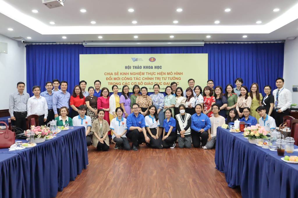 Người tham dự chụp ảnh lưu niệm tại hội thảo - Ảnh: Nhật Ánh