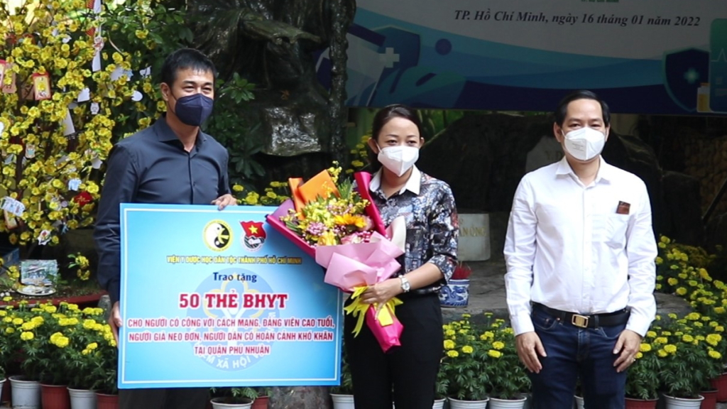 Ông Nguyễn Hữu Thắng - Chủ tịch CLB Bóng đá TPHCM đại diện trao tặng thẻ bảo hiểm - Ảnh: Tuyết Hồng