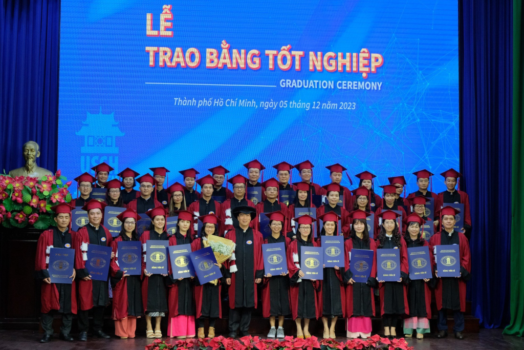 TS. Phạm Tấn Hạ trao bằng tốt nghiệp cho các tân Tiến sĩ - Ảnh: Huyền Linh