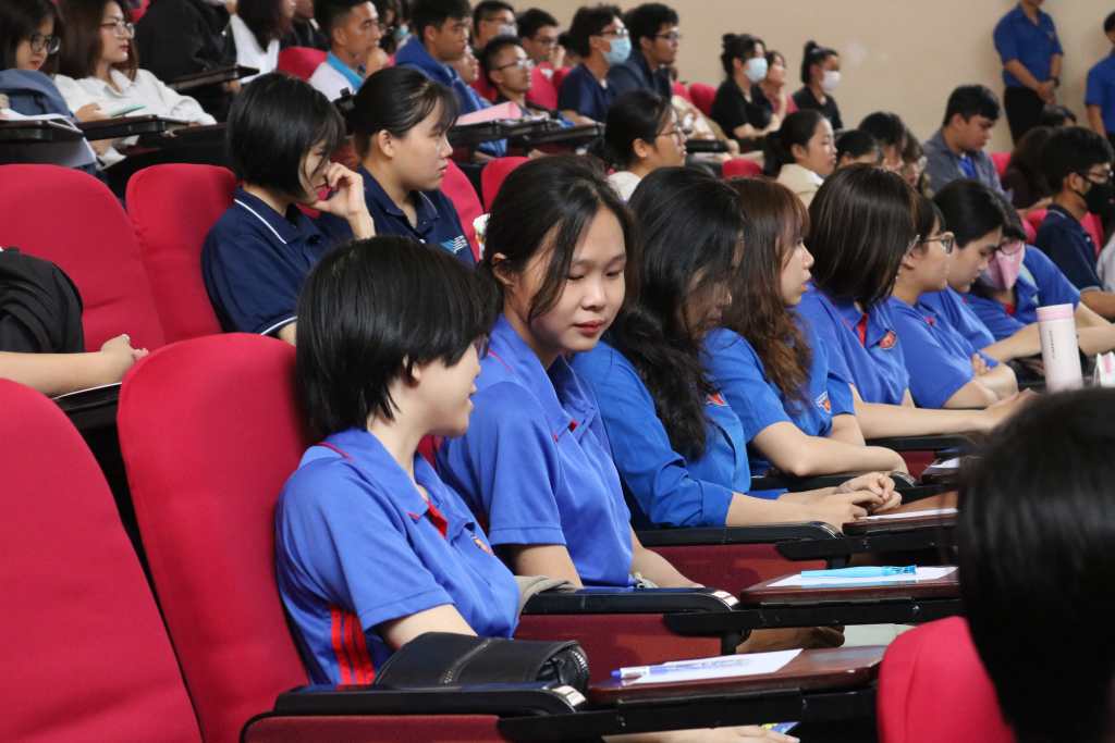 Trao đổi và ghi lại những thắc mắc cần được giải đáp lên phiếu đặt câu hỏi do Ban tổ chức chuẩn bị. Ảnh: Trần Đào