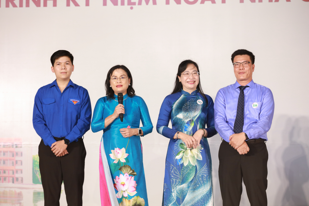 PGS.TS. Ngô Thị Phương Lan xúc động trước sự góp mặt đông đủ của các thầy, cô dù lịch trình rất bận rộn - Ảnh: Lý Nguyên