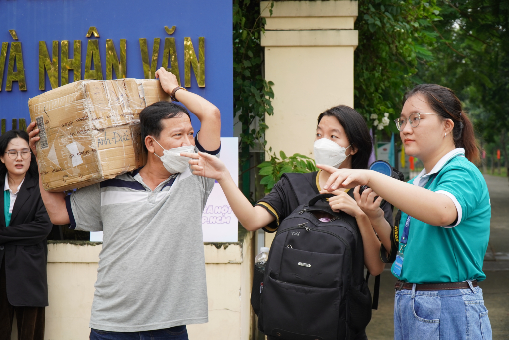 Sự hỗ trợ nhiệt tình đã giúp quá trình nhập học của tân sinh viên diễn ra dễ dàng và nhanh chóng  - Ảnh: CLB Truyền thông Info Plus