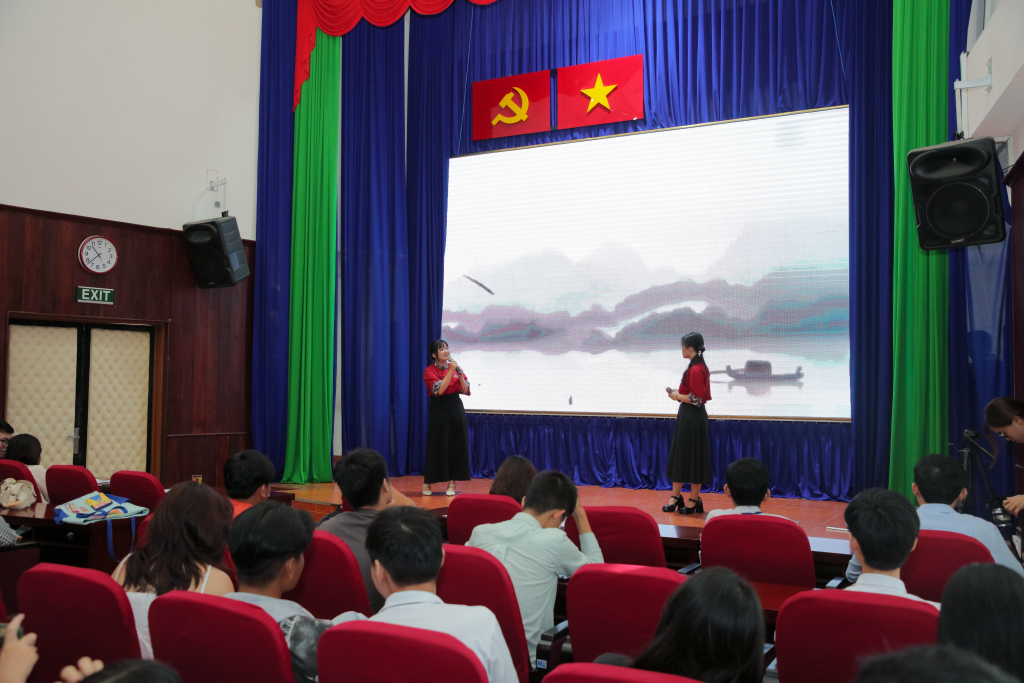 Tiết mục “Phương xa” do sinh viên Trung Quốc học thể hiện đã để lại nhiều cảm xúc - Ảnh: LÝ NGUYÊN