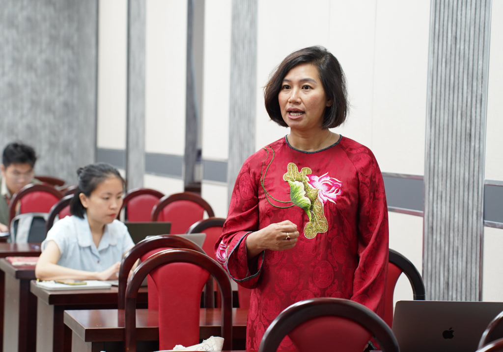 Các đại biểu trao đổi về những nét tương đồng trong khảo cổ học và văn hóa giữa Việt Nam và Ấn Độ - Ảnh: Ý NGUYỄN