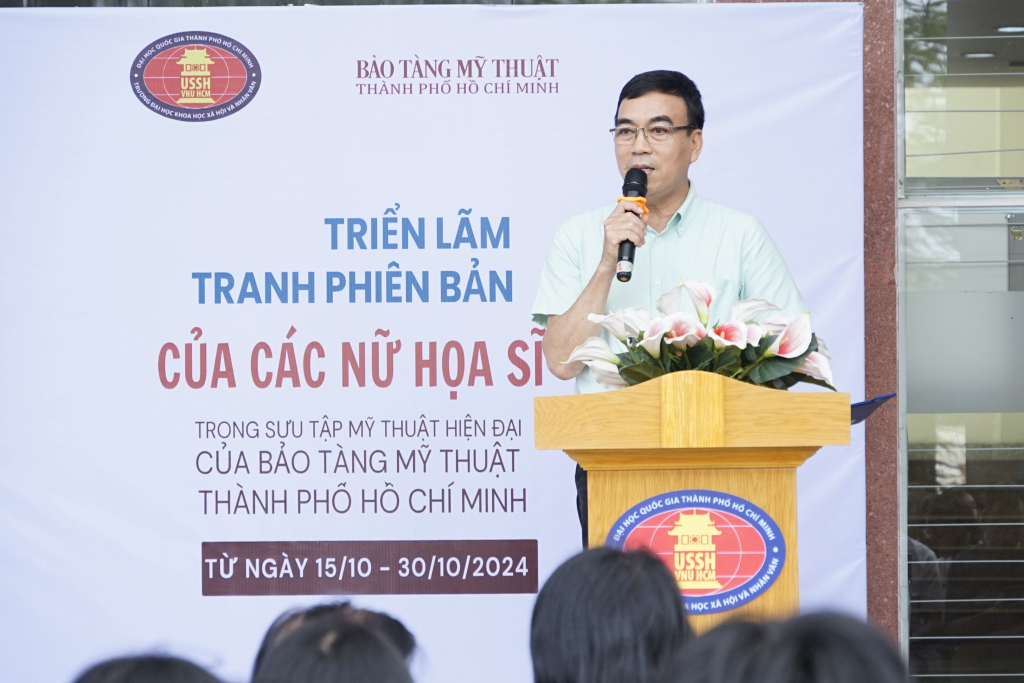 TS. Phạm Tấn Hạ cho biết, buổi triển lãm là sự hợp tác đầu tiên giữa Bảo tàng Lịch sử Văn hóa Trường ĐH KHXH&NV với Bảo tàng Mỹ thuật TP.HCM - Ảnh: Phạm Trí