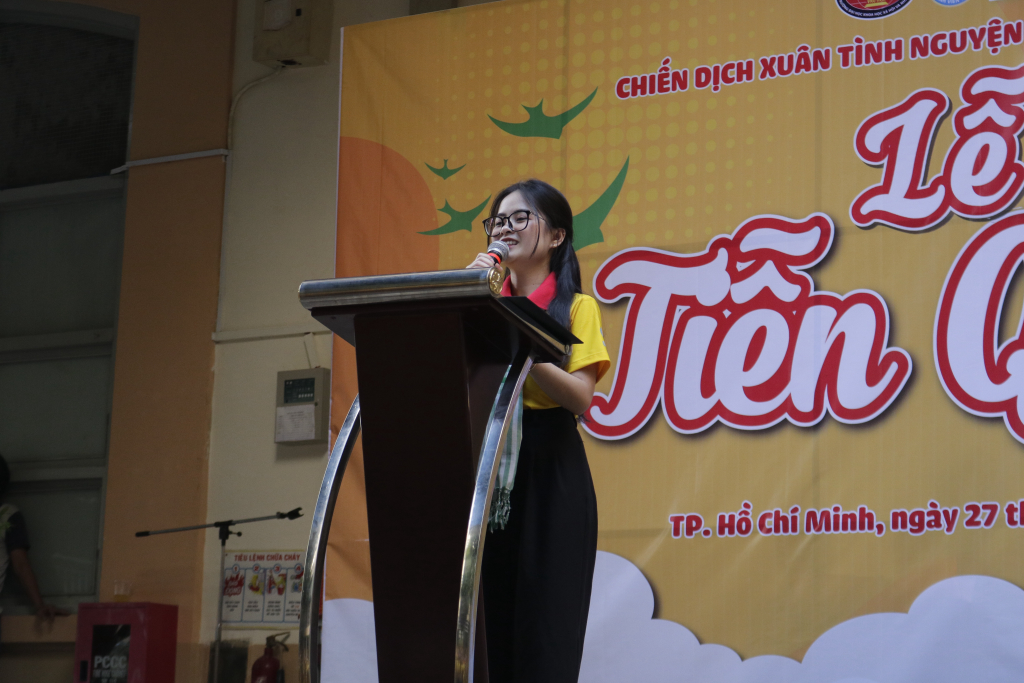 Đồng chí Nguyễn Thị Uyên gửi lời dặn dò đến các chiến sĩ Xuân Tình nguyện 2024 trước giờ xuất quân - Ảnh: Phương Khanh 
