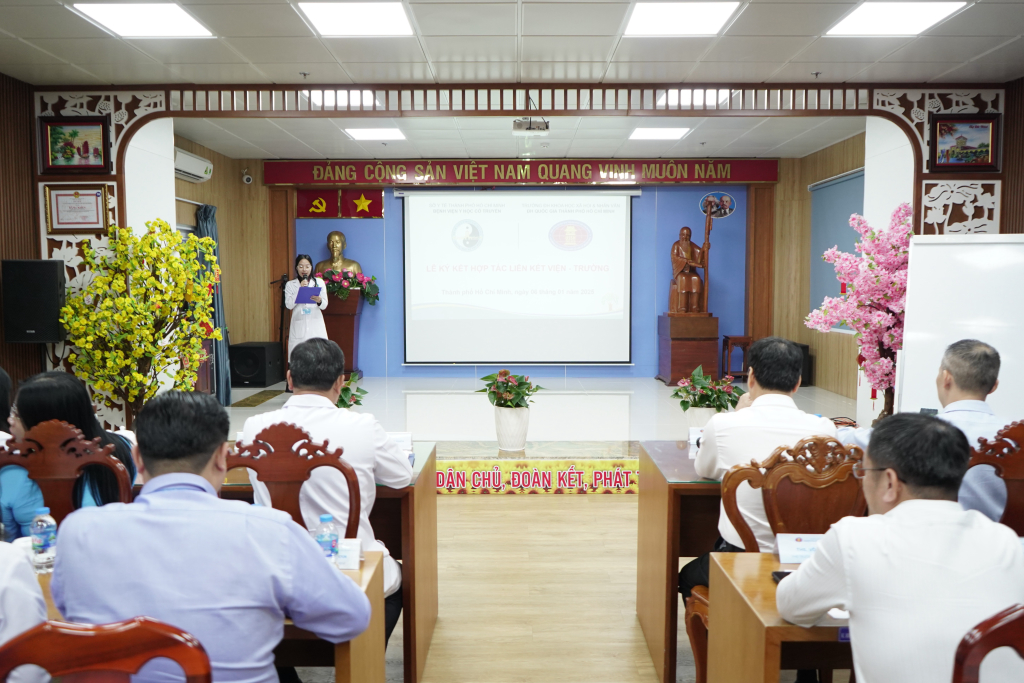 Buổi lễ diễn ra tại Bệnh viện Y học cổ truyền TP.HCM - Ảnh: Phạm Trí