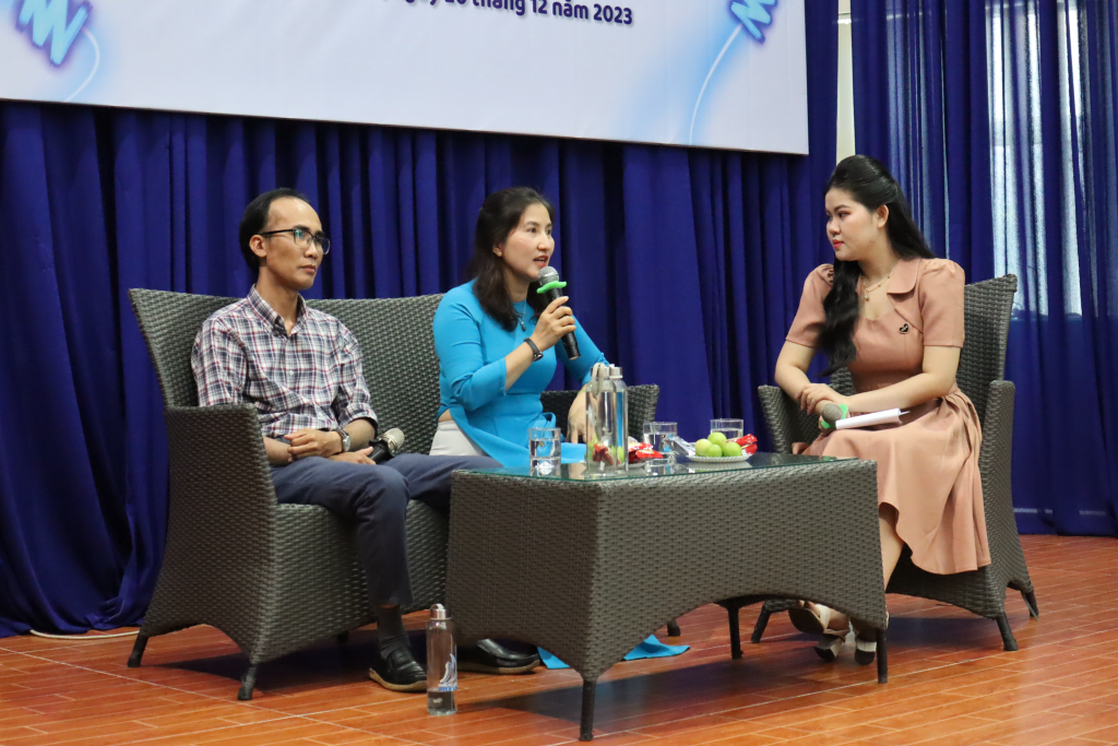 TS. Ngô Thị Thu Trang chia sẻ khái niệm phục vụ cộng đồng - Ảnh: Mỹ Hân 