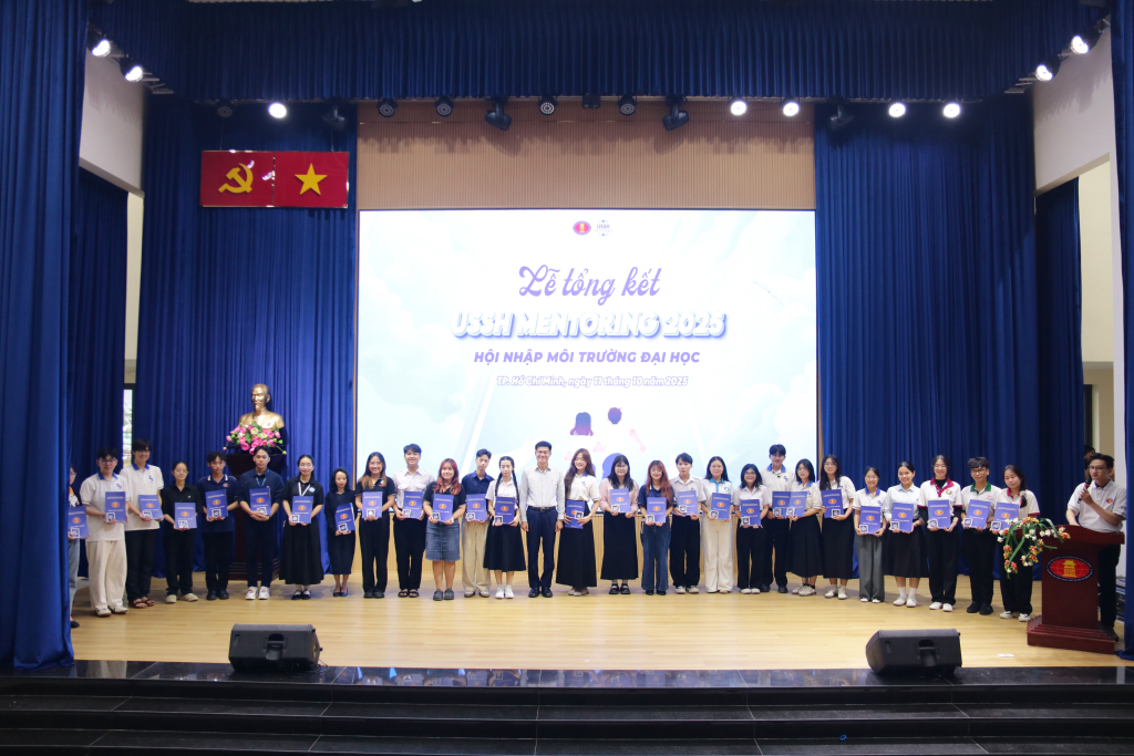 Ban Tổ chức tuyên dương 89 điều phối viên và 95 mentor tiêu biểu vì những đóng góp tích cực trong chương trình USSH Mentoring 2025 - Ảnh: MINH PHƯƠNG