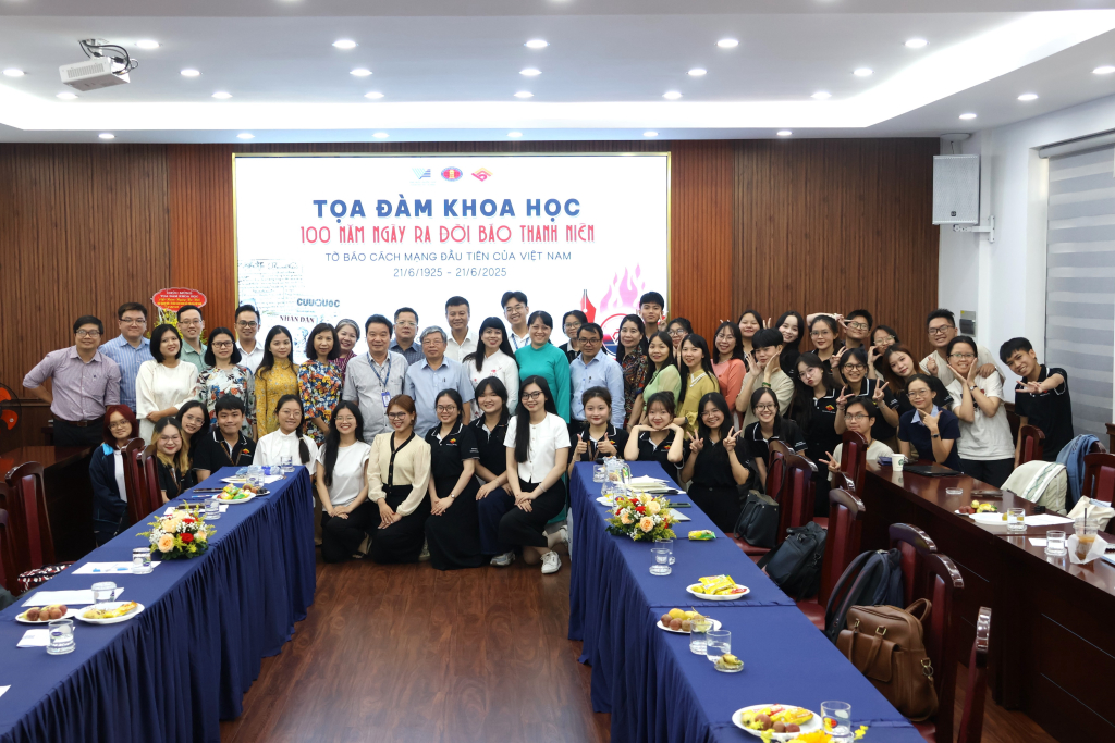 Người tham dự chụp ảnh lưu niệm - Ảnh: QUỲNH NHƯ