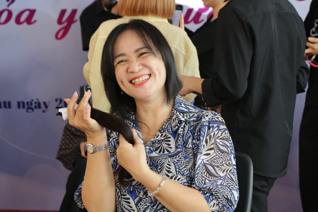 Các tình nguyện viên háo hức, cắt tóc quyên góp cho các bệnh nhân ung thư - Ảnh: Mỹ Hân, Phương Khanh 