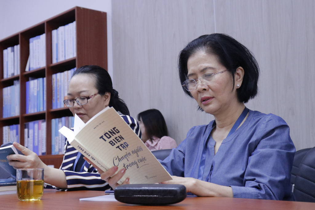 TS. Nguyễn Kim Dung - Giám đốc Trung tâm kiểm định chất lượng giáo dục Sài Gòn xem qua các tài liệu giảng dạy - Ảnh: Thanh Bình