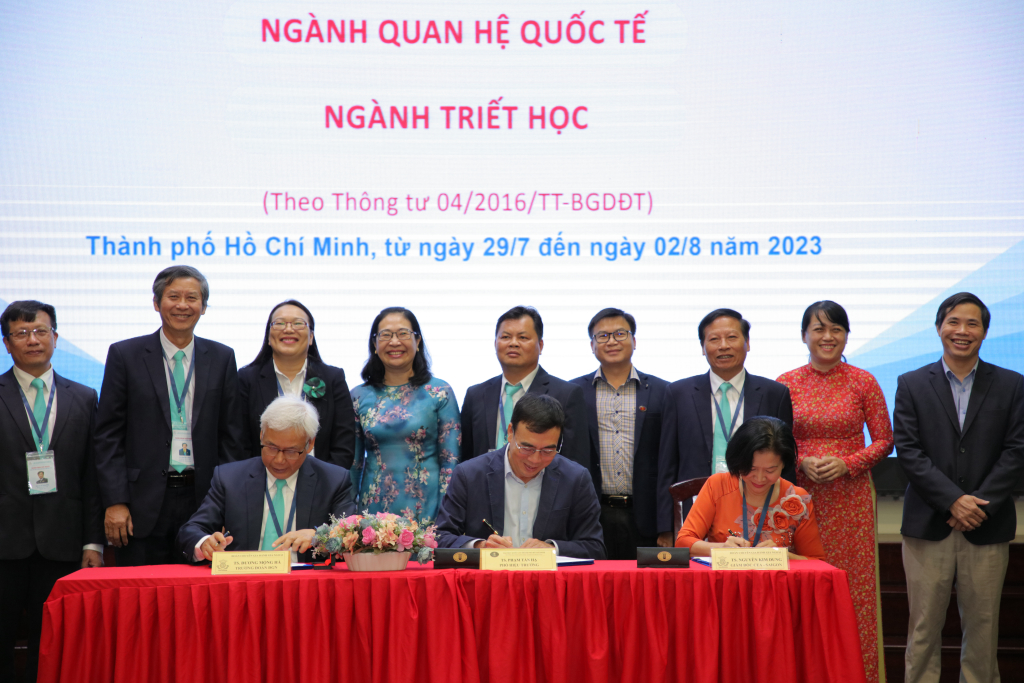 TS. Dương Mộng Hà, TS. Phạm Tấn Hạ cùng TS. Nguyễn Kim Dung tiến hành nghi thức Ký Biên bản hoàn thành đợt Khảo sát chính thức - Ảnh: Lý Nguyên 