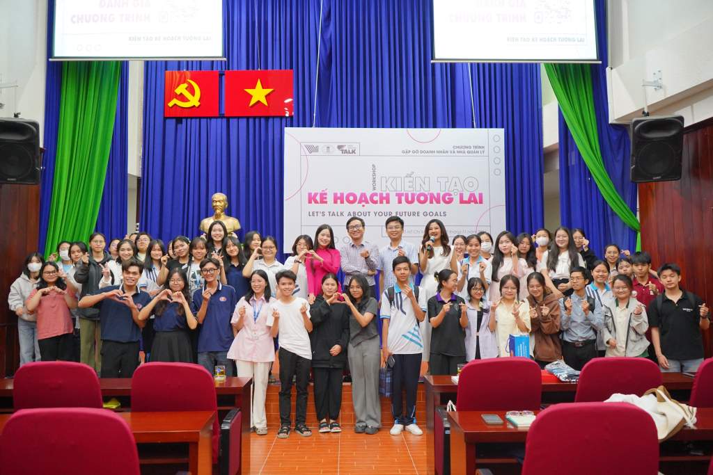 Người tham gia chụp ảnh kỷ niệm - Ảnh: Phạm Trí