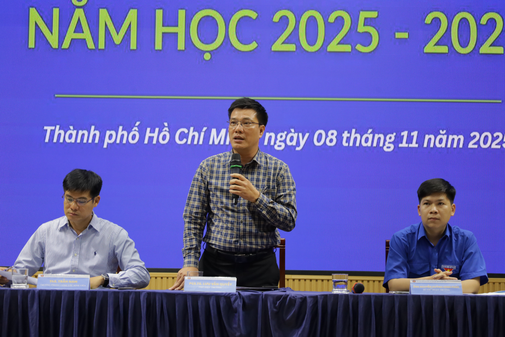 PGS.TS Lưu Văn Quyết, Phó Hiệu trưởng Nhà trường giải đáp các thắc mắc của sinh viên - Ảnh: QUỲNH NHƯ