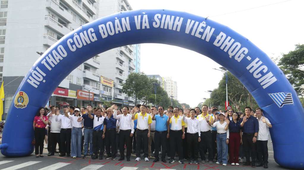 Các đại biểu, thầy cô cùng toàn thể sinh viên cùng nhau tham gia đường chạy hưởng ứng khởi động