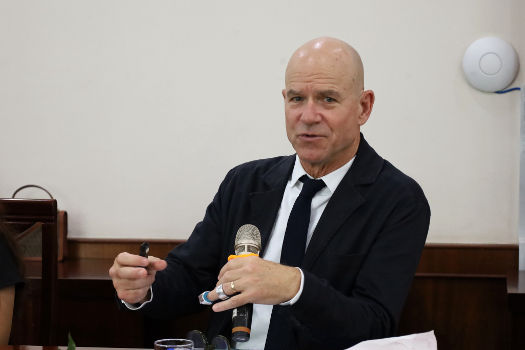 GS. James Robson cho biết Viện luôn nỗ lực mở rộng mạng lưới kết nối học giả khu vực châu Á, tạo điều kiện tối đa để các nhà nghiên cứu tiếp cận môi trường học thuật và nguồn tài liệu tại Hoa Kỳ - Ảnh: ĐÌNH VINH