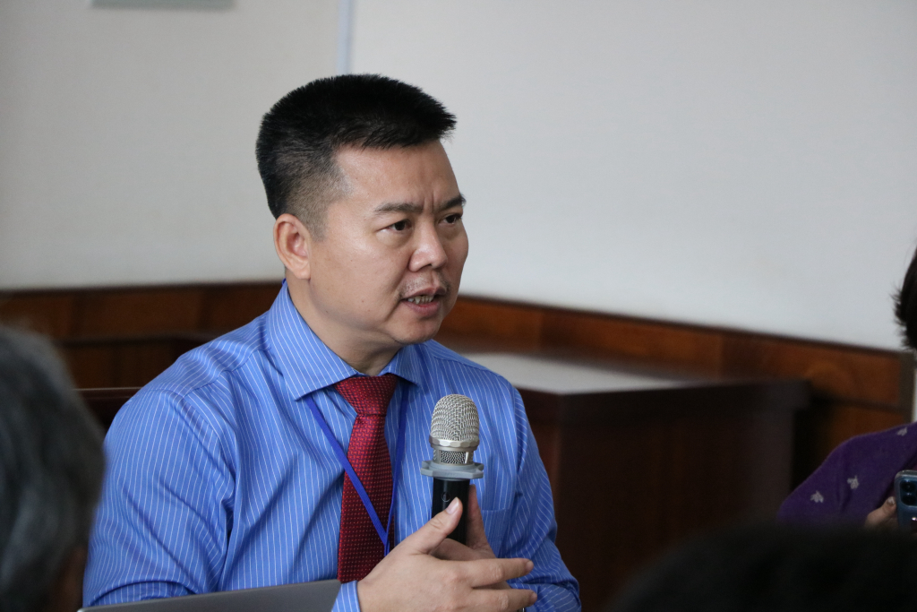 TS. Phạm Thanh Duy giải đáp thắc mắc của các bạn sinh viên - Ảnh: Quỳnh Mai