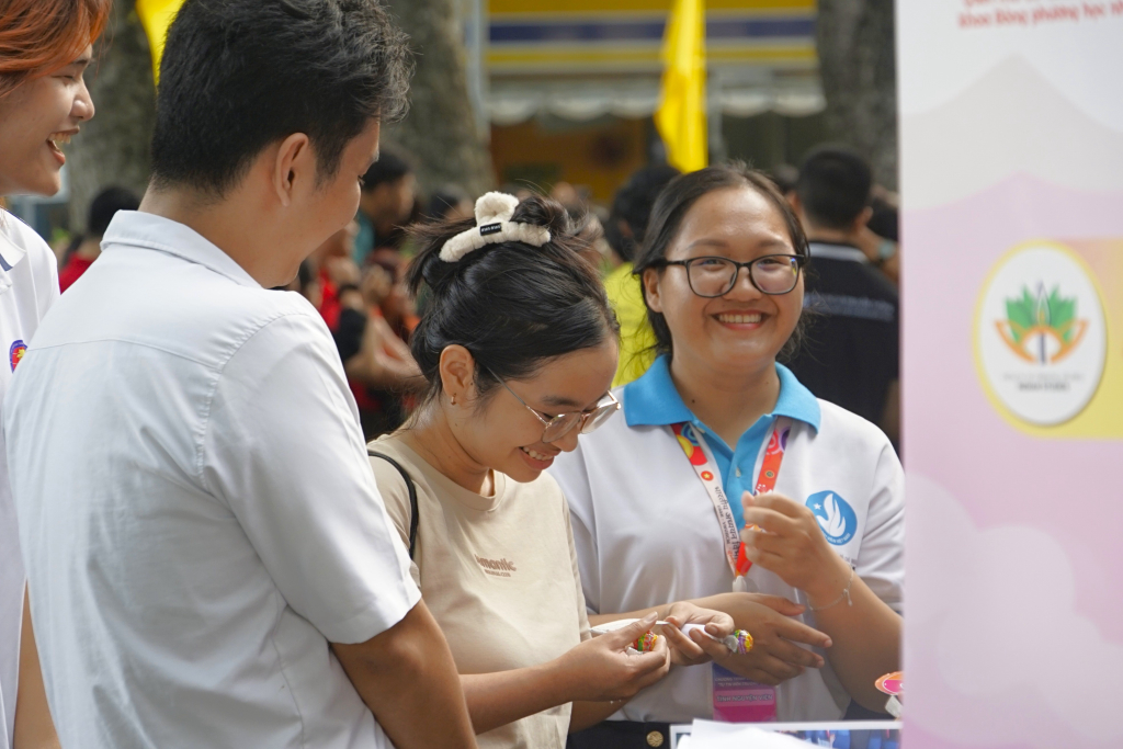 Đội ngũ sinh viên tình nguyện viên nhiệt tình hỗ trợ tân sinh viên - Ảnh: CLB Truyền thông Info Plus