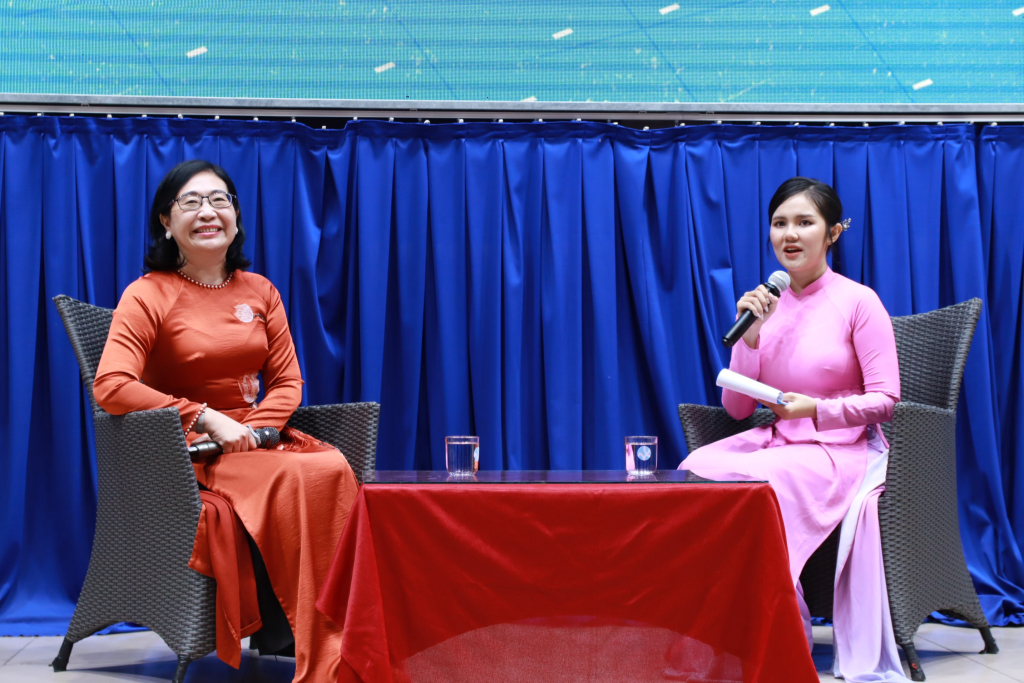 MC chương trình đặt câu hỏi cho TS. Lê Thị Ngọc Điệp - Ảnh: Phạm Trí