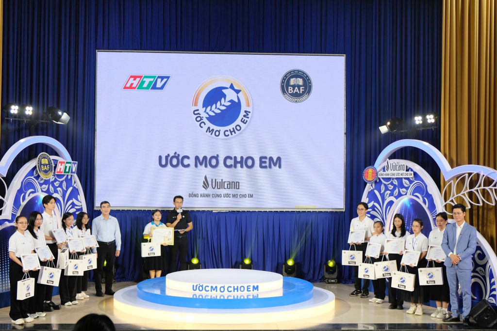 Chương trình trao 10 suất học bổng cho sinh viên có thành tích học tập xuất sắc - Ảnh: Huyền Linh