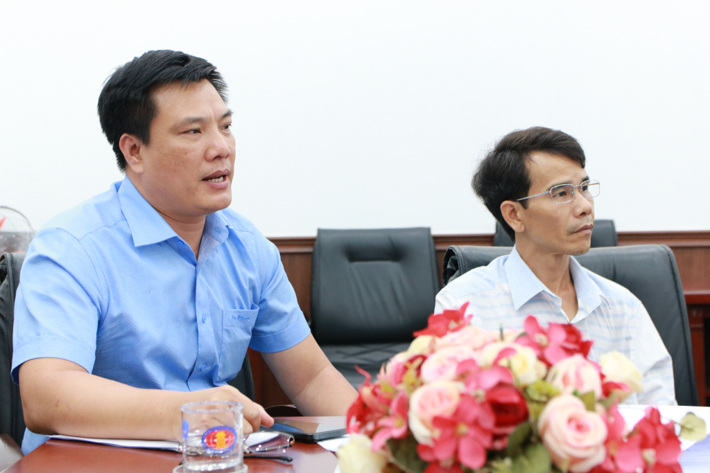 PGS.TS Lưu Văn Quyết (trái) trình bày những thuận lợi, khó khăn và những kết quả đạt được của Công đoàn Trường trong năm 2023 - Ảnh: Phạm Trí