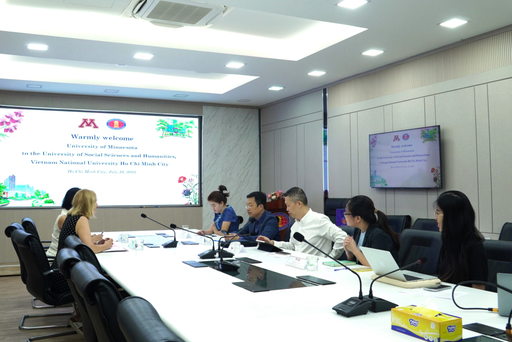 Buổi làm việc nhằm thúc đẩy hợp tác đào tạo, nghiên cứu và trao đổi học thuật giữa hai trường - Ảnh: KHÁNH MY