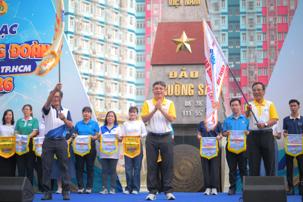 PGS.TS Nguyễn Minh Tâm trao cờ truyền thống cho hai Trưởng Ban tổ chức
