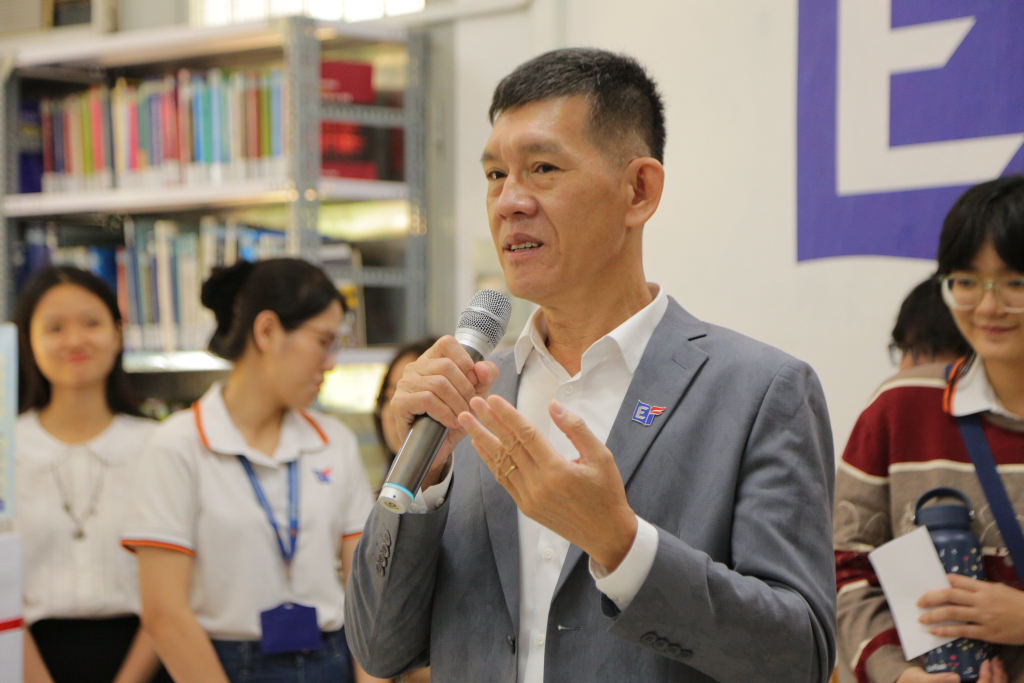 TS. Nguyễn Đăng Nguyên nhấn mạnh tầm quan trọng của việc thành thạo ngôn ngữ phải đi đôi với am hiểu về văn hóa của các nước - Ảnh: ĐĂNG KHÔI