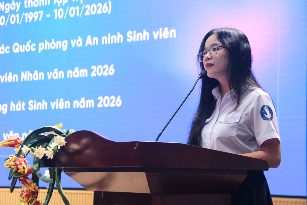 Đồng chí Nguyễn Cẩm Tú chia sẻ về mô hình “Nhân văn Nghệ”, tạo không gian thể hiện giá trị nghệ thuật và bản sắc sinh viên Nhân văn - Ảnh: MINH PHƯƠNG