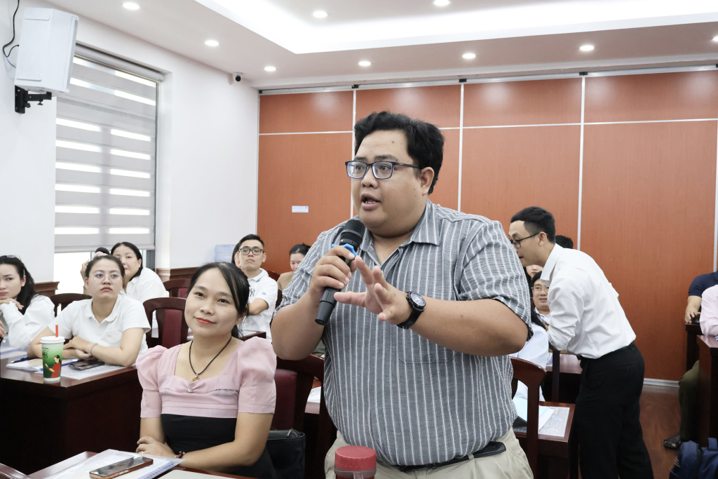 Giảng viên đặt câu hỏi thảo luận về các tình huống thực tế trong công tác kiểm tra thi tại buổi tập huấn - Ảnh: KHÁNH BĂNG