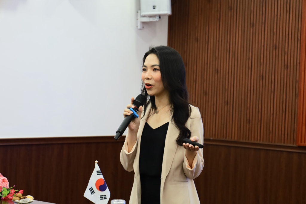 Bà Lưu Nguyễn Đài Trang - đại diện Phòng Nhân sự - Hội sở Shinhan chia sẻ những vấn đề thường gặp trong hồ sơ xin việc