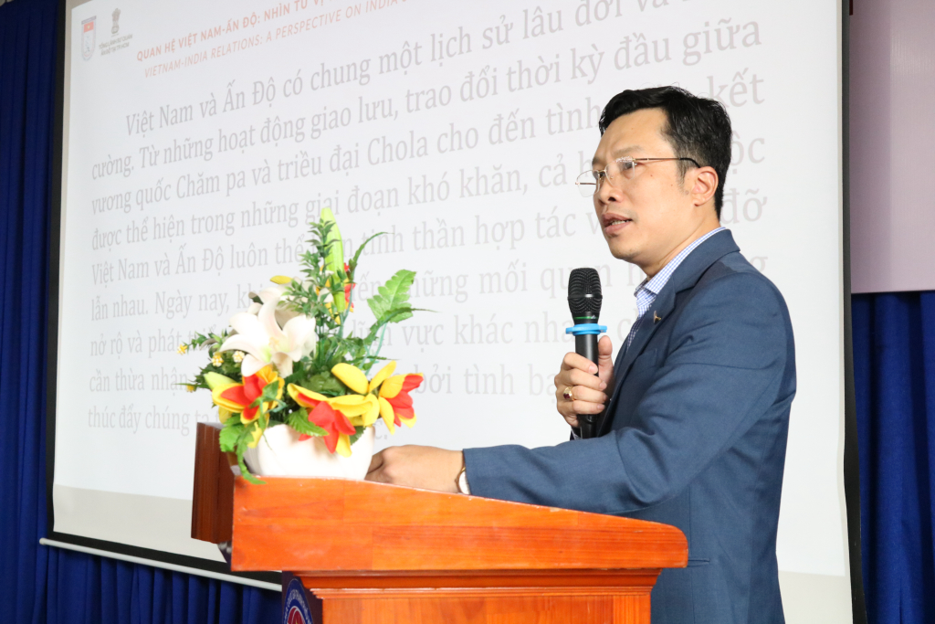 TS. Lê Hoàng Dũng bày tỏ bày tỏ sự vinh dự khi được đón tiếp Ngài Madan Mohan Sethi - Tổng Lãnh sự Ấn Độ tại TP.HCM cùng các khách mời - Ảnh: Phương Khanh