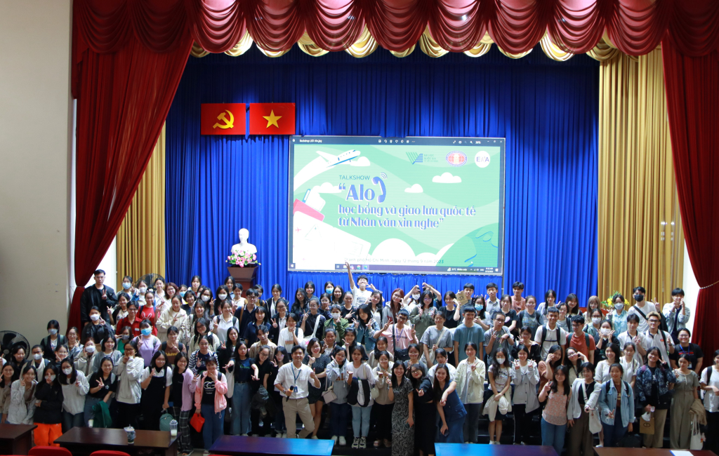 Diễn giả và hơn 200 bạn sinh viên chụp hình lưu niệm - Ảnh: Phạm Trí