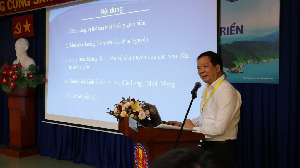 GS.TS. NGUT. Nguyễn Văn Kim, Giám đốc Trung tâm Biển và Hải đảo, Trường ĐH KHXH&NV, ĐHQG Hà Nội, Phó Chủ tịch Hội đồng Di sản Văn hóa Quốc gia trình bày tham luận 